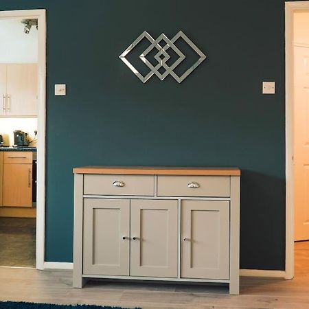 צ'למספורד Modern 2 Bed Apartment Near City Centre מראה חיצוני תמונה