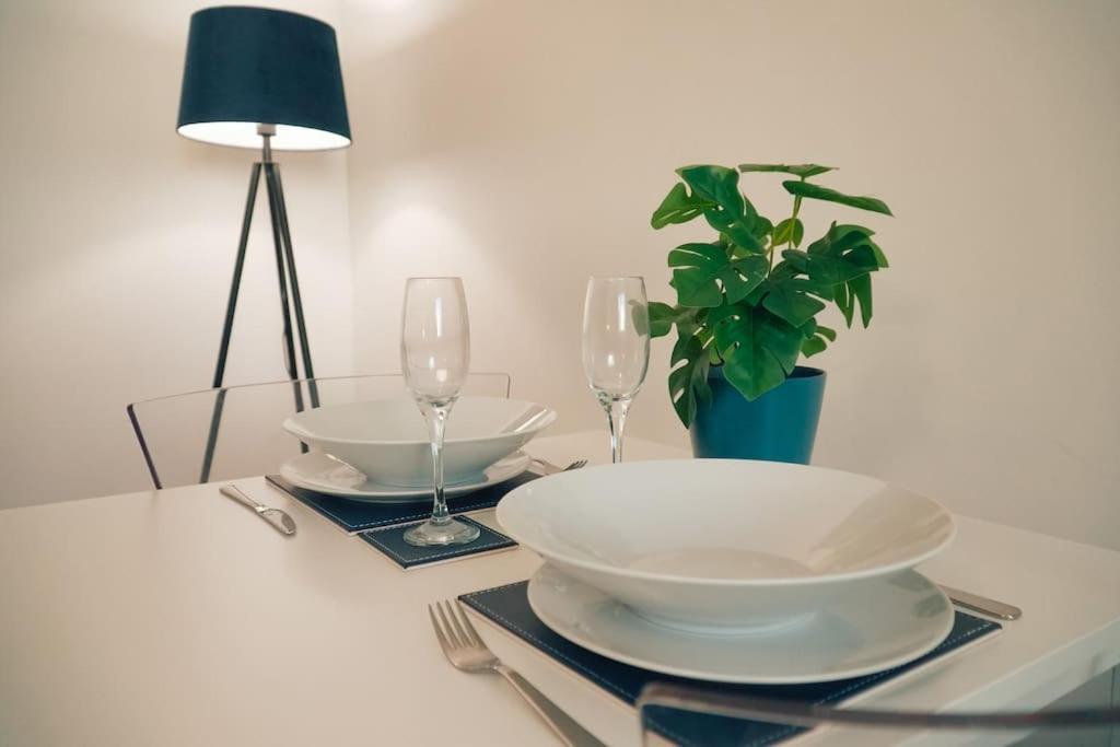 צ'למספורד Modern 2 Bed Apartment Near City Centre מראה חיצוני תמונה