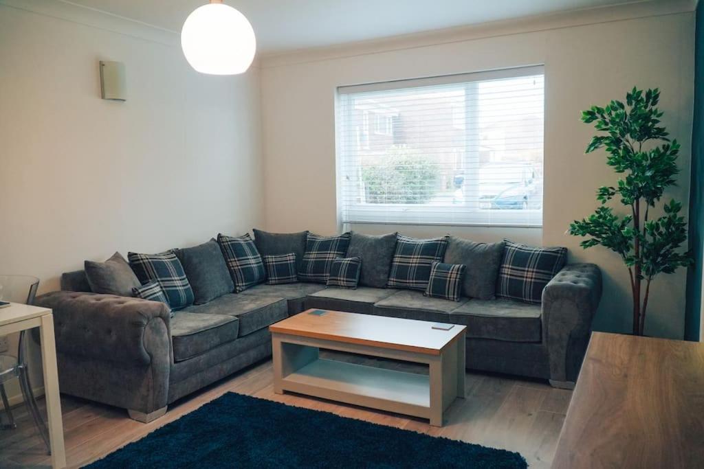 צ'למספורד Modern 2 Bed Apartment Near City Centre מראה חיצוני תמונה