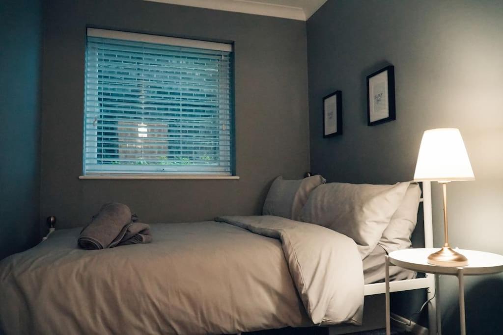 צ'למספורד Modern 2 Bed Apartment Near City Centre מראה חיצוני תמונה
