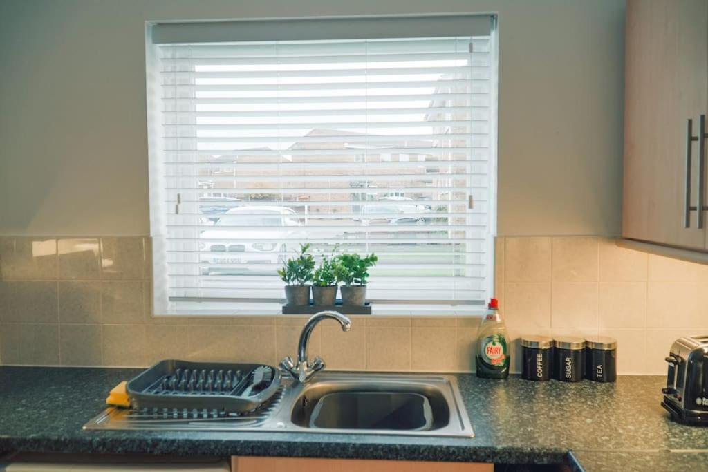 צ'למספורד Modern 2 Bed Apartment Near City Centre מראה חיצוני תמונה