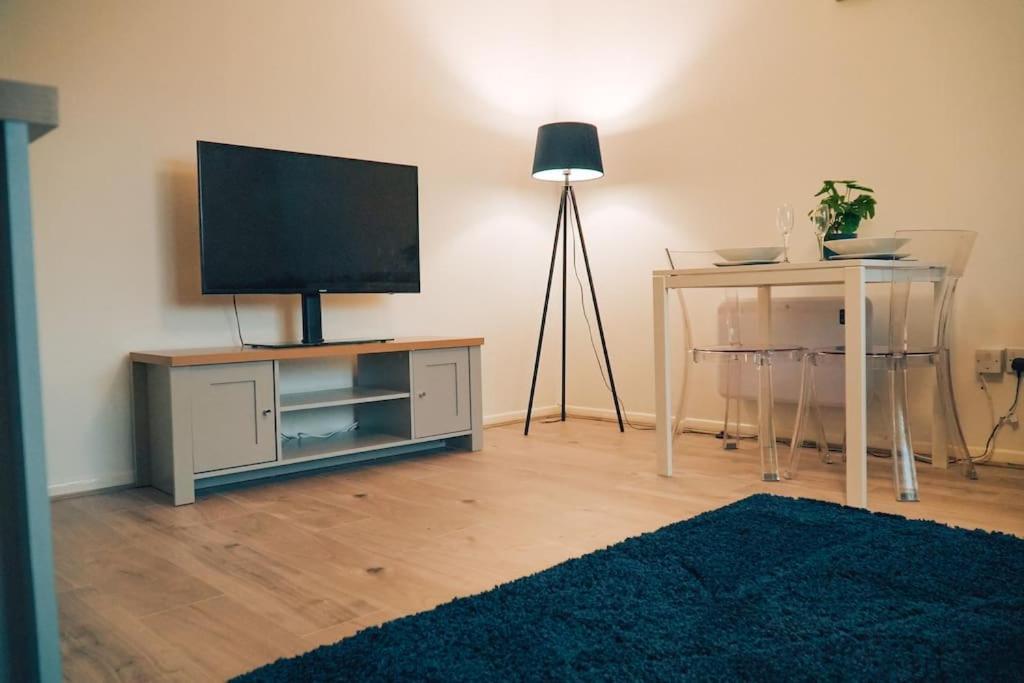 צ'למספורד Modern 2 Bed Apartment Near City Centre מראה חיצוני תמונה