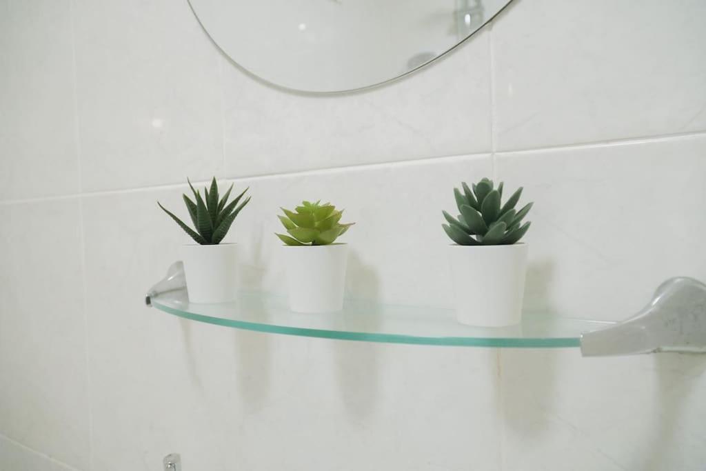 צ'למספורד Modern 2 Bed Apartment Near City Centre מראה חיצוני תמונה