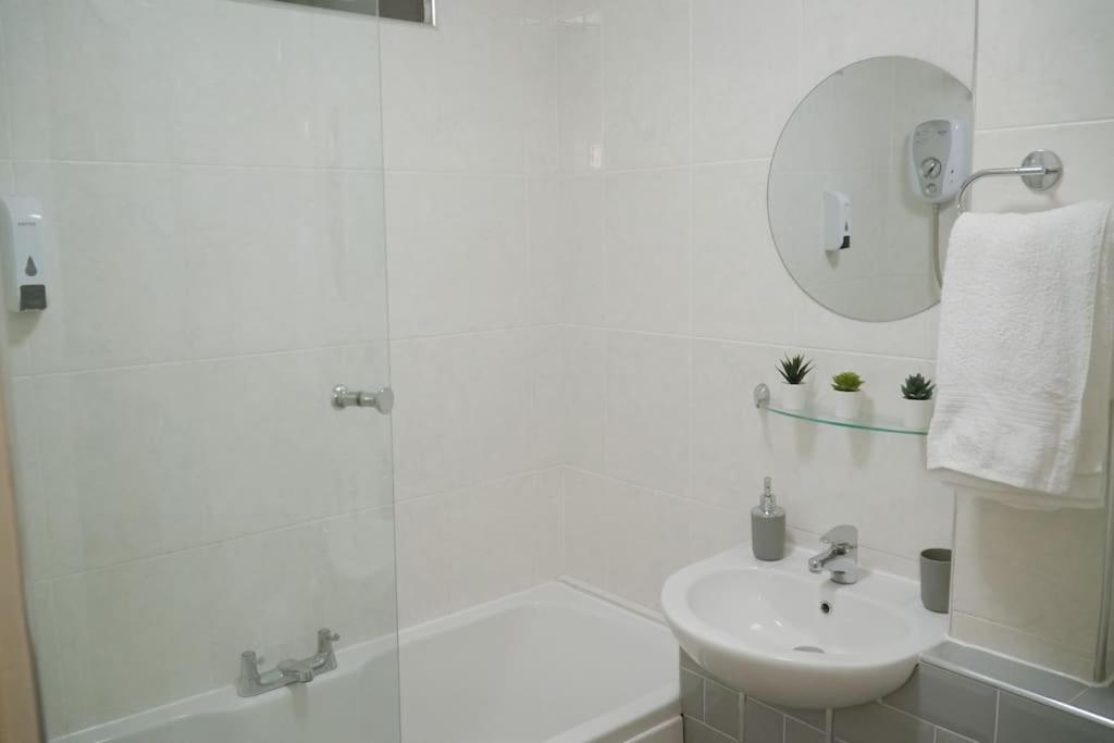 צ'למספורד Modern 2 Bed Apartment Near City Centre מראה חיצוני תמונה